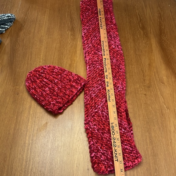 NEW-Hand Made Knit Super Soft and Chunky Wool Hat & Scarf Set, Cranberry - Picture 7 of 9
